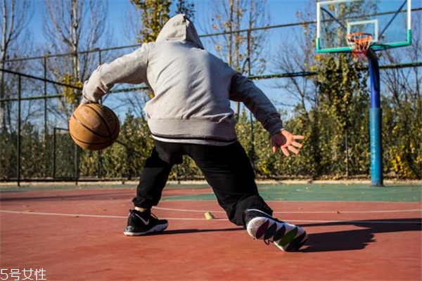 nike kyrie 5歐文5實(shí)戰(zhàn)測評(píng) 不能錯(cuò)過的上腳報(bào)告