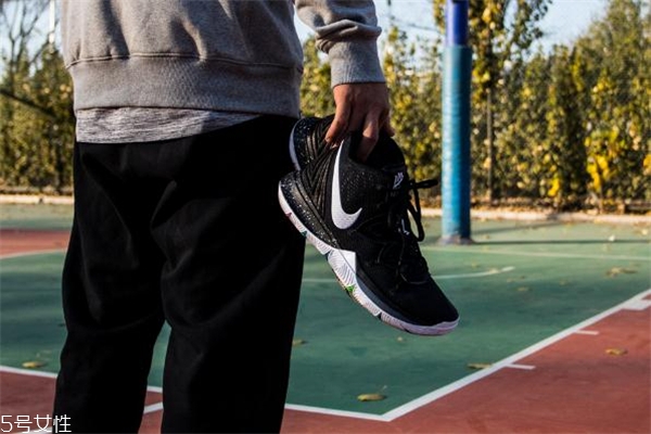 nike kyrie 5歐文5實(shí)戰(zhàn)測評(píng) 不能錯(cuò)過的上腳報(bào)告