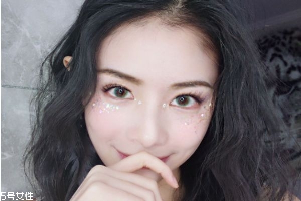 亮片妝怎么畫(huà)才好看 亮片妝教程