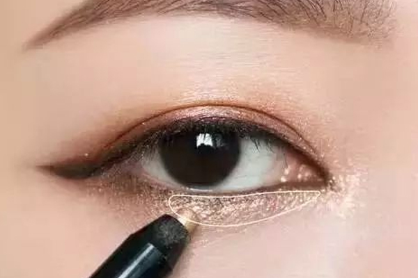 臥蠶用什么顏色畫(huà)好看 根據(jù)膚色如何選色