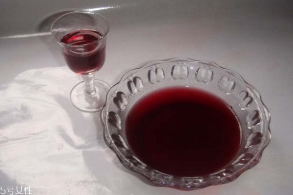 女性喝紅酒美容，一天喝多少比較好