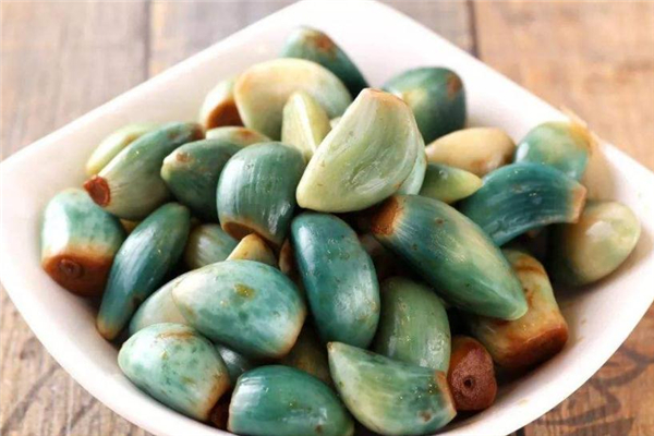醋泡大蒜為什么會(huì)變綠 屬于正?，F(xiàn)象