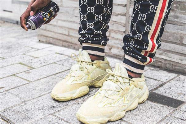 yeezy 500能用防水噴霧嗎 要選對(duì)種類(lèi)