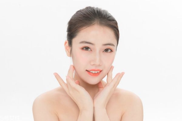 晚上擦霜會堵塞毛孔嗎 涂抹面霜的注意事項(xiàng)