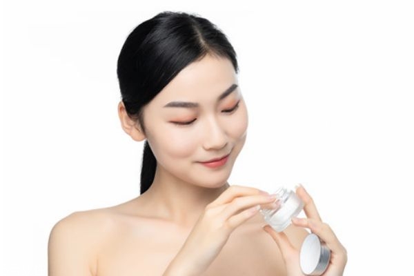 晚上擦霜會堵塞毛孔嗎 涂抹面霜的注意事項(xiàng)