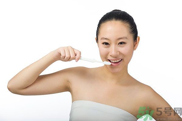 溫水刷牙好還是冷水刷牙好？溫水刷牙的好處