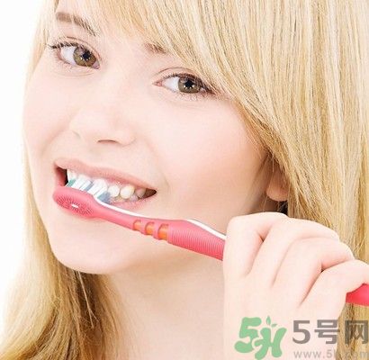 刷牙用冷水還是熱水好？刷牙用熱水有什么好？