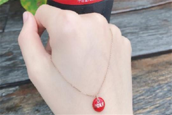 肥宅快樂水項(xiàng)鏈多少錢 周大?？煽诳蓸讽?xiàng)鏈價(jià)格
