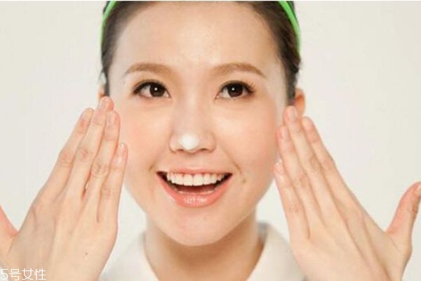 為什么化妝后會(huì)容易長(zhǎng)痘痘 經(jīng)?；瘖y還想避免長(zhǎng)痘怎么辦