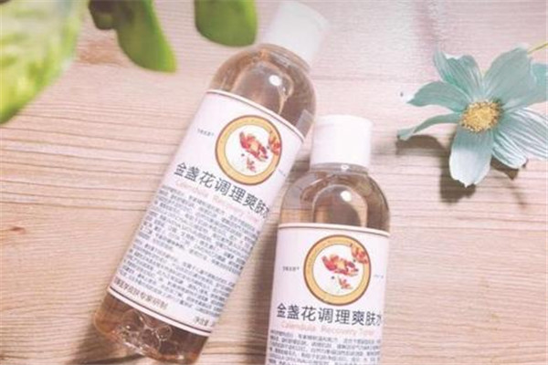 爽膚水敷臉有什么好處 根據(jù)自己的膚質來選擇爽膚水