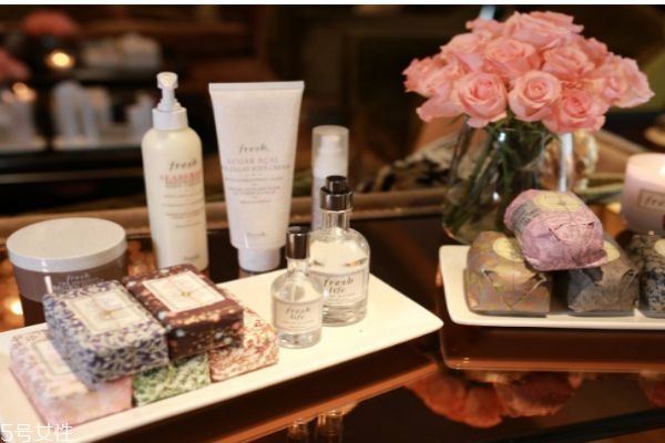 女性應(yīng)該怎么護(hù)膚呢 女性的護(hù)膚方法有什么呢 女性應(yīng)該怎么護(hù)膚呢 女性的護(hù)膚方法有什么呢