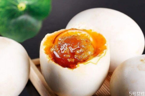 鴨蛋有什么營養(yǎng)價值呢 吃鴨蛋有什么作用呢