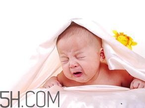 新生兒吐奶情況什么時候會沒有？寶寶吐奶了怎么辦？