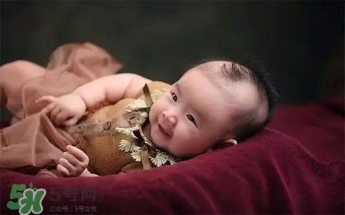 寶寶睡覺搖頭怎么回事？寶寶睡覺搖頭是缺鈣嗎？