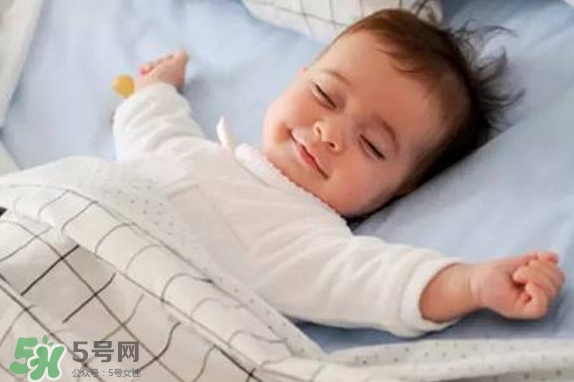 寶寶睡覺為什么會笑？寶寶睡覺笑出聲是做夢了嗎？