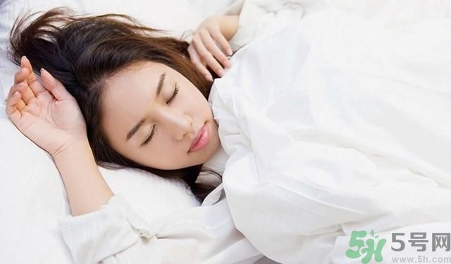 睡覺(jué)流口水是什么原因？睡覺(jué)流口水怎么辦？