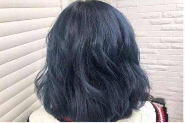 打蠟的藍(lán)黑色褪色會變什么顏色 藍(lán)黑色掉色過程