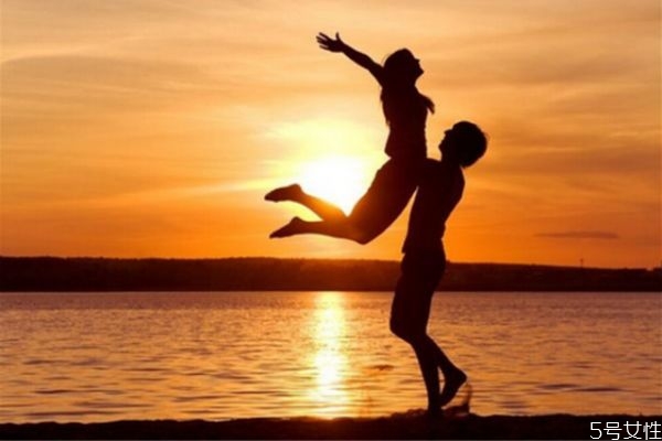 為什么男朋友不想結(jié)婚 男人婚前焦慮是因?yàn)槭裁?>
<strong>為什么男朋友不想結(jié)婚 男人婚前焦慮是因?yàn)槭裁?/strong>
</a>
<p>如果你們兩的感情已經(jīng)很深了，在你想要穩(wěn)定下來的時(shí)候，你的男朋友卻不想結(jié)婚，首先要問清楚原因，再?zèng)Q定你們的這段愛情是否該堅(jiān)持下去。</p>
</li>
<li>
<a href=