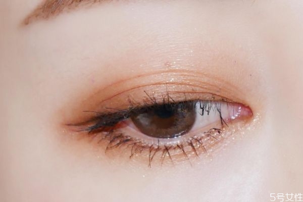 長期戴美瞳眼睛會(huì)怎樣 美瞳戴不進(jìn)去有什么好的辦法嗎