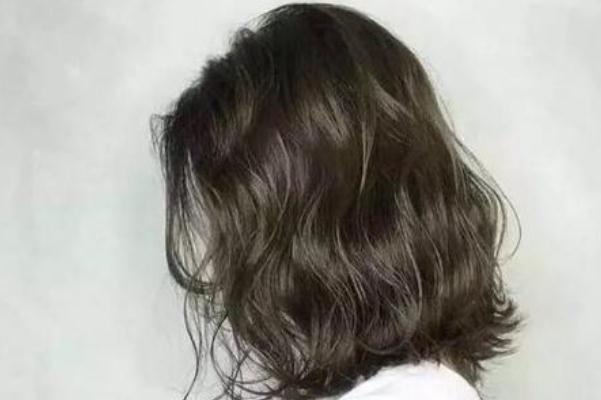 冷燙會導致脫發(fā)嗎 冷燙對頭發(fā)的傷害大嗎 冷燙會導致脫發(fā)嗎 冷燙對頭發(fā)的傷害大嗎