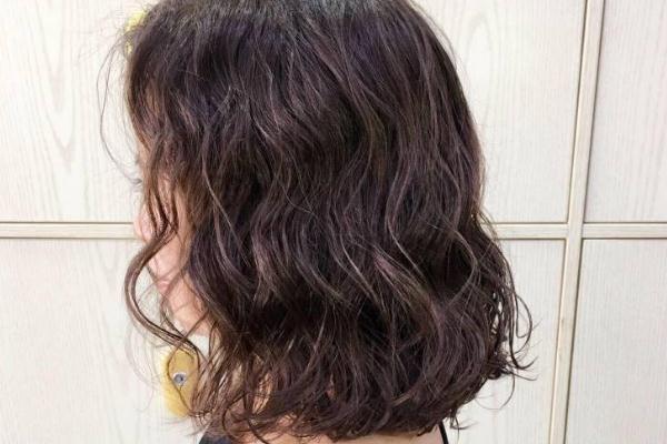 冷燙會導致脫發(fā)嗎 冷燙對頭發(fā)的傷害大嗎 冷燙會導致脫發(fā)嗎 冷燙對頭發(fā)的傷害大嗎