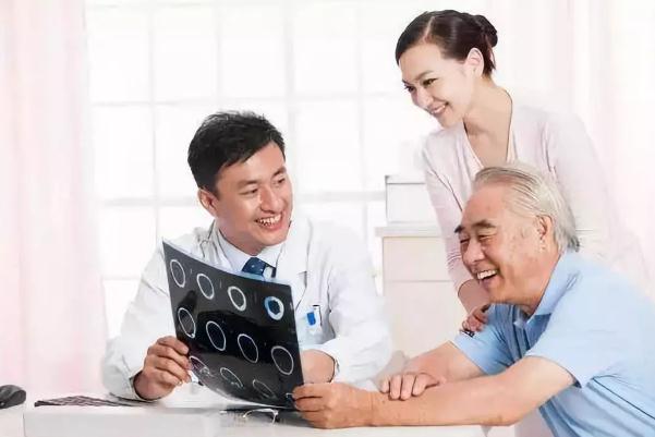 體檢的目的和意義 體檢可以用醫(yī)?？▎?></p><h3>體檢抽血檢查哪些項(xiàng)目</h3><p>體檢血液檢查通常包括以下內(nèi)容：1、肝功檢查，其中具體的項(xiàng)目包括丙氨酸氨基轉(zhuǎn)移酶、谷草轉(zhuǎn)氨酶、總蛋白、白蛋白、總膽紅素、直接膽紅素、間接膽紅素等。2、檢查腎功能，腎功能包括尿素氮、肌酐、尿酸、β2微球蛋白等。3、檢查血糖，包括空腹血糖、果糖胺、糖化血紅蛋白。4、檢查血脂，包括膽固醇、甘油三酯、低密度脂蛋白、高密度脂蛋白、載脂蛋白A、載脂蛋白B。其它的檢查項(xiàng)目包括電解質(zhì)、鉀、鈉、氯，還有心肌酶譜的檢查等等。體檢抽血的檢查項(xiàng)目各單位的要求不同，檢查項(xiàng)目也會有所不同。有的單位有特殊要求，可能會檢驗(yàn)乙肝五項(xiàng)或肝炎系列。具體的檢查項(xiàng)目包括什么要看單位發(fā)的體檢單。</p><p style=