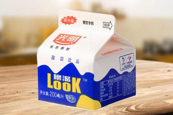 光明酸奶的功效與作用 光明?？仕崮痰暮锰幱惺裁?></p><h3>光明嚕渴酸奶的好處有什么</h3><p>光明LOOK酸奶的好處是口感細(xì)膩，奶香濃郁，入口純滑，促進(jìn)鈣等多種礦物質(zhì)吸收，幫助人體消化乳糖，是營養(yǎng)價(jià)值很高的一等奶，營養(yǎng)好更健康。巴氏殺菌工藝，營養(yǎng)流失少，更接近于原奶。光明乳業(yè)業(yè)務(wù)淵源始于1911年，擁有100多年的歷史，逐步確立以牧業(yè)、乳制品的開發(fā)、生產(chǎn)和銷售為主營業(yè)務(wù)，是中國領(lǐng)先的高端乳品引領(lǐng)者。公司擁有世界一流的乳品研究院、乳品加工設(shè)備以及先進(jìn)的乳品加工工藝。主營產(chǎn)品包括新鮮牛奶、新鮮酸奶、乳酸菌飲品、常溫牛奶、常溫酸奶、奶粉、嬰兒奶粉、奶酪、黃油、冰淇淋、烘焙等多個(gè)品類。牧場(chǎng)管理采用光明乳業(yè)獨(dú)有的“千分牧場(chǎng)”評(píng)價(jià)標(biāo)準(zhǔn)體系，對(duì)所有牧場(chǎng)獸醫(yī)保健、繁殖育種、飼料飼養(yǎng)、生奶質(zhì)量、防暑降溫、安全生產(chǎn)等六大版塊進(jìn)行評(píng)分，在確保生乳品質(zhì)安全、可靠、優(yōu)質(zhì)前提下，全面提升奶牛牧業(yè)技術(shù)集成水平。</p><p style=