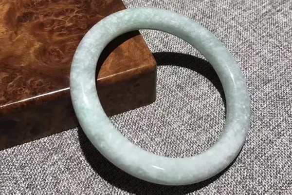 圓條手鐲要買(mǎi)大一點(diǎn)的嗎 圓條手鐲怎么選圈口