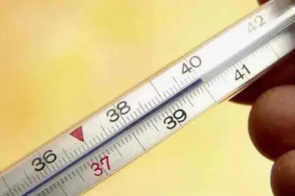 18歲男生高燒3天不退確診接吻病 發(fā)燒時(shí)間長了對人體有什么危害