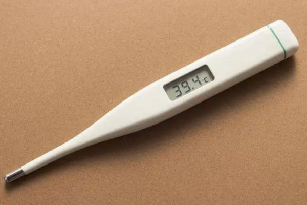 18歲男生高燒3天不退確診接吻病 發(fā)燒時(shí)間長了對人體有什么危害