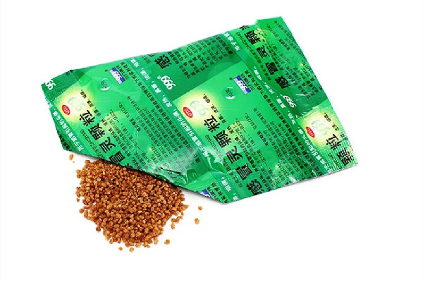 999感冒靈顆粒對喉嚨痛有用嗎 999感冒靈顆?？梢跃徑饪人詥?></p><h3>999感冒靈顆粒可以緩解咳嗽嗎</h3><p>999感冒靈顆?？梢灾委煾忻耙鸬目人?，它主要的作用是清熱、解毒、鎮(zhèn)痛，常用于治療感冒引起的頭痛、發(fā)熱、鼻塞、流鼻涕、咽喉腫痛。咳嗽是機體的一個自主防御機制，上呼吸道粘膜炎癥感染會導(dǎo)致分泌物增多，影響了呼吸道的通暢，就會刺激機體引起咳嗽反應(yīng)，產(chǎn)生咳嗽的動作，所以只要是上呼吸道感染引起的咳嗽，999感冒靈都有一定療效。</p><p style=
