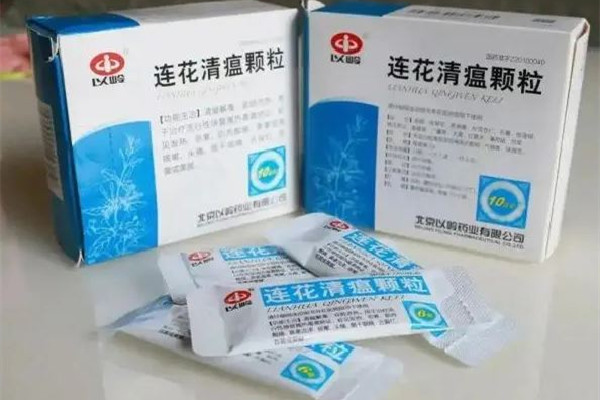連花清瘟顆粒的功效和作用 連花清瘟顆?？梢酝藷龁?></p><h3>連花清瘟顆粒的成分</h3><p>它的主要成分有連翹，炙麻黃，金銀花，炒苦杏仁，板藍(lán)根，石膏，魚腥草，綿馬貫眾，廣藿香，大黃，紅景天，薄荷腦，甘草，淀粉等。一般會(huì)做成沖劑或者是膠囊，如果出現(xiàn)發(fā)熱，惡寒，肌肉酸痛，鼻塞流涕，咳嗽，頭痛等情況，都可以服用一些。</p><p><br/></p> </div>
<div align=