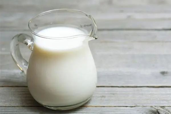 全脂牛奶結(jié)塊是正?，F(xiàn)象嗎 全脂牛奶結(jié)塊可以喝嗎